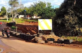 Conductores de vehículos siguen circulando sobre media calzada del puente clausurado por la Municipalidad "debido a su deterioro".
