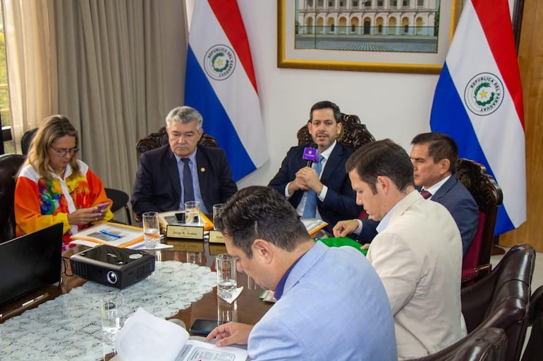 El ministro Juan Carlos Baruja se reunió con diputados, líderes de bancada.