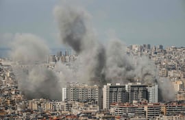 Humo sobre un suburbio del sur de Beirut luego de un bombardeo israelí este viernes.