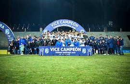 El plantel de Nacional, en la ceremonia de premiación, tras asegurar el subcampeonato, con el triunfo ante Libertad.