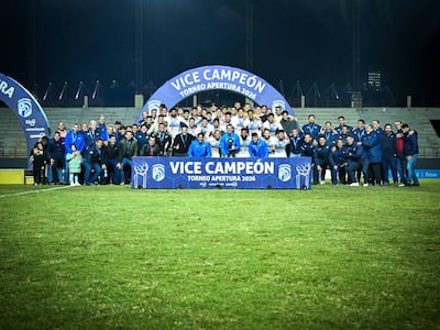 El plantel de Nacional, en la ceremonia de premiación, tras asegurar el subcampeonato, con el triunfo ante Libertad.