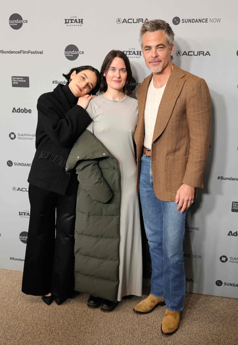 Jenny Slate, Rachel Lambert y Chris Pine llegaron juntos al estreno de "Carousel" durante el Festival de Cine de Sundance 2026 en el Eccles Center Theater en Park City. (Neilson Barnard/Getty Images/AFP)
