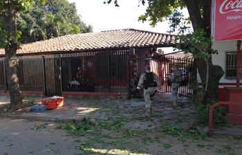 Agentes de la FOPE analizan explosivos utilizados para explotar el portón de una vivienda en Fernando de la Mora.