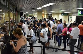 Los contribuyentes forman fila para pagar sus impuestos.