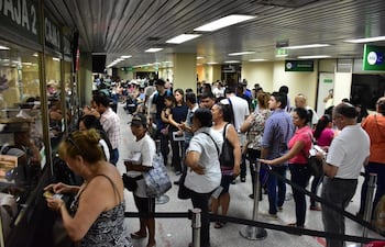 Los contribuyentes forman fila para pagar sus impuestos.
