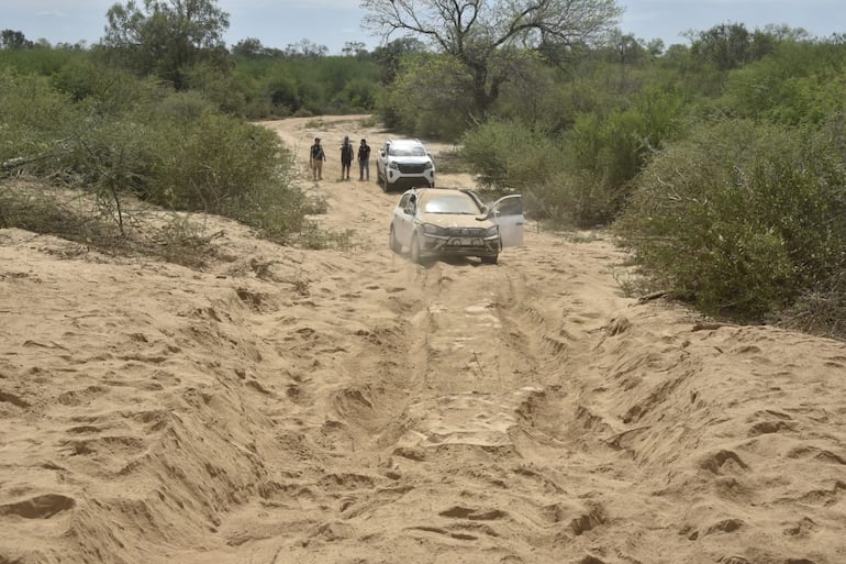 El auto de recorrida de Sebastián Martínez y Alejandro Álvarez, piloto y copiloto del ARD Competición, trancados en una subida del tramo de la Picada Histórica del Rally del Chaco 2026.