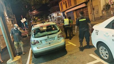 La camioneta cuyo parabrisas trasero quedó destrozado.