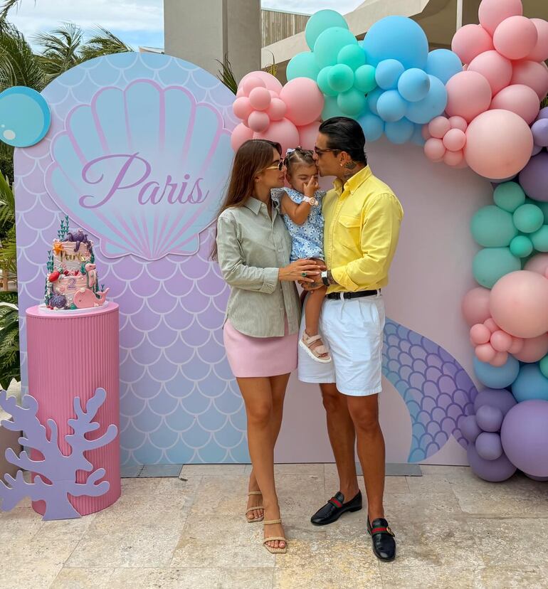 ¡Linda familia! Susana Gómez y Maluma con su hija Paris, la niña que ayer cumplió dos añitos de vida. (Instagram/Maluma)
