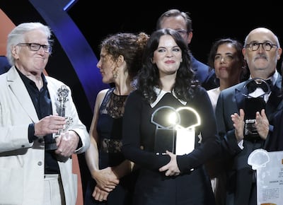 Los actores de la película con mas galardones 'Tender Loving Care', del británico Mike Leigh, Alice Baile (c) y Paul Jesson (i) posan con sus premios, este sábado en de la gala de clausura de la 74 edición del Festival de Cine de San Sebastián.