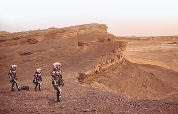 fotograma-de-la-nueva-serie-de-natgeo-miembros-de-la-tripulacion-del-daedalus-en-suelo-marciano-el-punto-critico-de-la-historia-humana-a-punto-de-e-03723000000-1524953.jpg