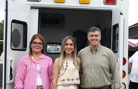 Teresa Medina, junto Patricia Corvalán y Esteban Samaniego con la ambulancia donada por Itaipú.