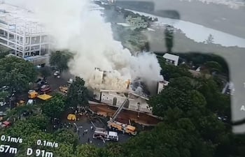 Una gran columna de humareda sale de la Iglesia Catedral de Ciudad el Este.