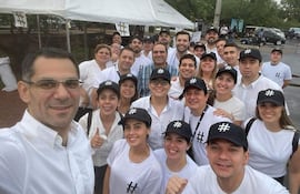 En la selfie realizada esta mañana por el procurador general de la República, Marco Aurelio González, podemos ver a cuatro funcionarios de la institución a su cargo y una defensora pública, en plena campaña por el candidato de Jorge Bogarín Alfonso, declarado significativamente corrupto por los Estados Unidos. En la primera fila, a la der. Víctor Silvera; detrás de él, también a la der. Grecia Duarte; Y detrás de ella, Fernando Alegre y frente a al sr. Alegre, la defensora Jazmín Cáceres. A la der. del señor con camisa a cuadros, está Iván González.
