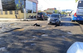 Peligrosos cráteres sobre la ruta PY01, frente al Hospital Regional de Paraguarí, son señalizados con cubiertas para prevenir accidentes.