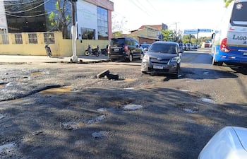 Peligrosos cráteres sobre la ruta PY01, frente al Hospital Regional de Paraguarí, son señalizados con cubiertas para prevenir accidentes.