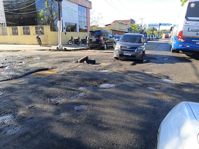 Peligrosos cráteres sobre la ruta PY01, frente al Hospital Regional de Paraguarí, son señalizados con cubiertas para prevenir accidentes.