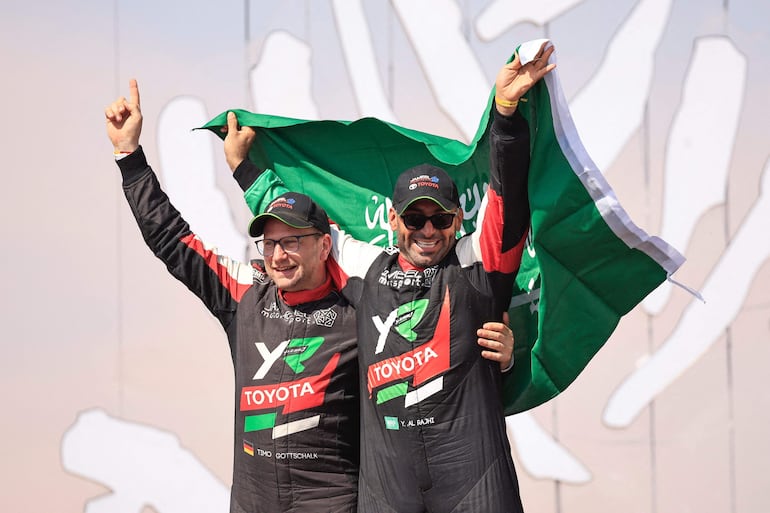 Yazeed Al Rajhi (Toyota Hilux) le dio una histórica victoria a Arabia Saudí en la categoría ultimate (coches) en el Rally Dakar
