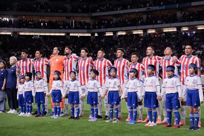 Los jugadores de la selección de Paraguay entonan el himno nacional paraguayo en la previa del partido amistoso ante Japón en el estadio Panasonic Suita, en Osaka, Japón.