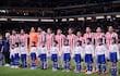 Los jugadores de la selección de Paraguay entonan el himno nacional paraguayo en la previa del partido amistoso ante Japón en el estadio Panasonic Suita, en Osaka, Japón.