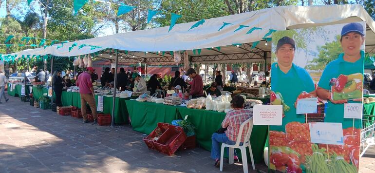 Más de 80 productores ofrecieron productos frescos sin intermediarios en la plaza de la ciudad de Pilar.
