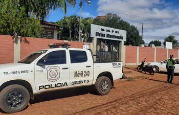 Agentes de la Comisaría 24ª llegaron a la institución educativa luego de ser alertados por la directora.