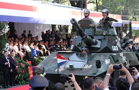 Soldados pasan a bordo de blindados durante un desfile militar con motivo de la investidura presidencial de Santiago Peña, en Asunción, el 15 de agosto de 2023.