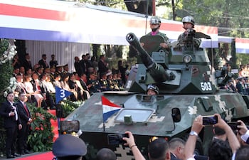 Soldados pasan a bordo de blindados durante un desfile militar con motivo de la investidura presidencial de Santiago Peña, en Asunción, el 15 de agosto de 2023.