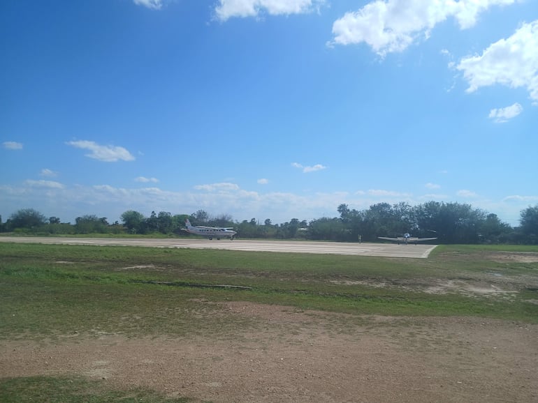 Aviòn militar en el aerodromo de Fuerte Olimpo