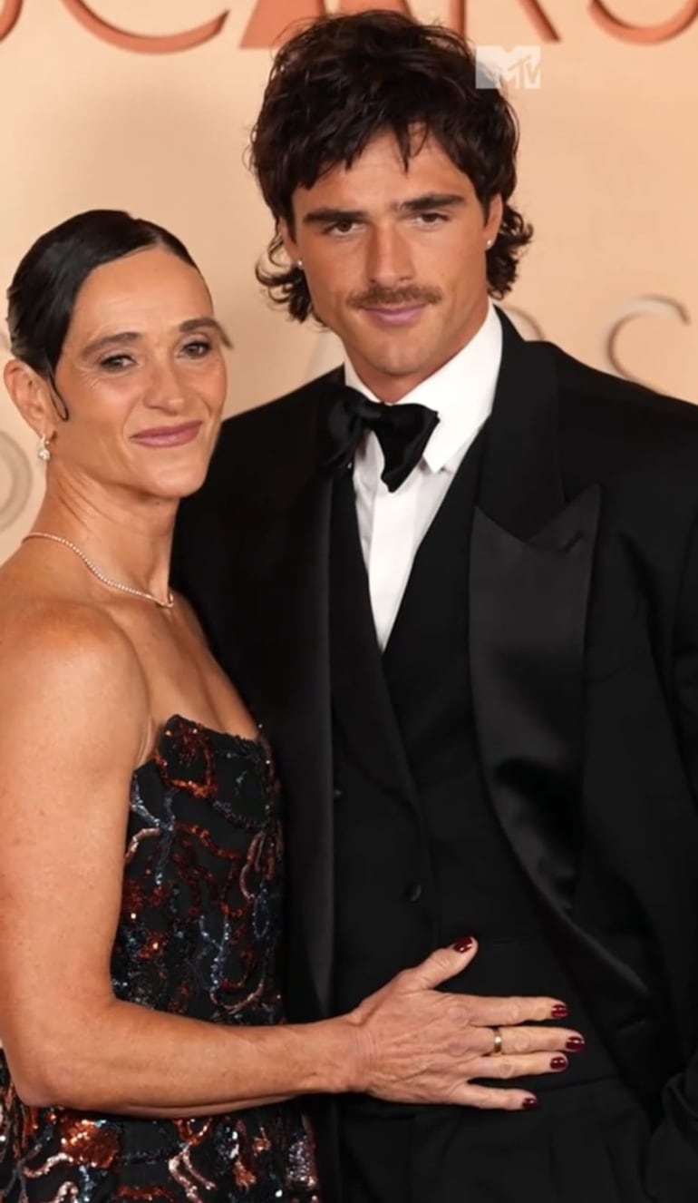 Jacob Elordi con su orgullosa madre Melissa. (Captura del video de MTV)