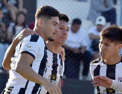 Festejo del gol de Marco González, en la contundente victoria del Deportivo Santaní a Sportivo Carapeguá por 4-1.