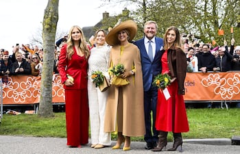 La familia real holandesa. La princesa heredera Catalina Amalia, la princesa Ariane, la reina Máxima, el rey Guillermo Alejandro y la princesa Alexia llegando a Dokkum para la celebración del Día del Rey. (EFE/EPA/MISCHA SCHOEMAKER / POOL)