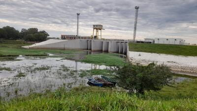 Estación de control hídrico sobre el arroyo San Lorenzo de la ciudad de Pilar: fue construida en la fase A del Proyecto de la defensa costera de Pilar.