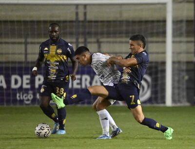 Luis Ortiz y Pedro Arce en la lucha por el balón