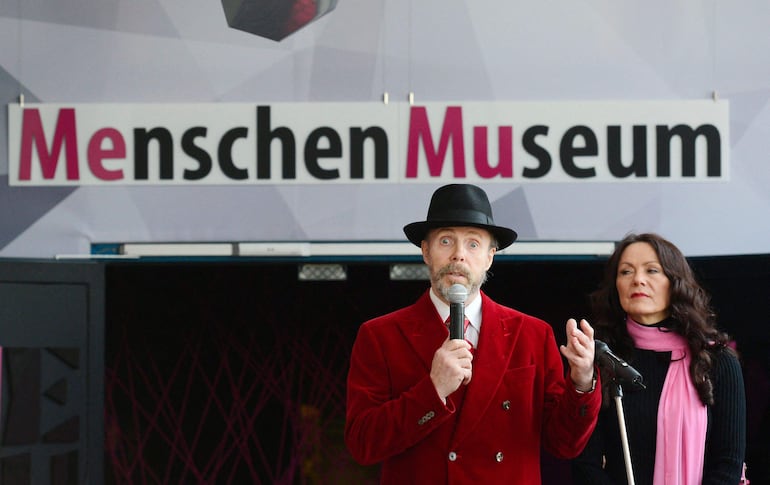 En esta fotografía de archivo, tomada el 17 de febrero de 2015, el plastinador alemán Gunther von Hagens (izq.) habla junto a su esposa, la curadora Angelina Whally, durante una visita de prensa al Museo del Ser Humano (Menschen Museum), en la víspera de su inauguración en Berlín. Gunther von Hagens, médico e inventor de la plastinación, falleció. 