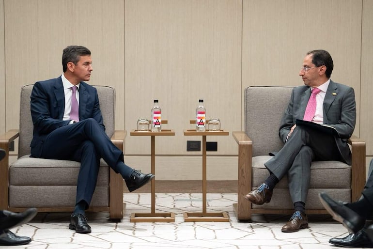 El Presidente de Paraguay, Santiago Peña (i), hablando con el vicepresidente electo de Colombia, José Manuel Restrepo, en Lima, Perú.