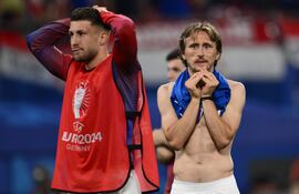 TOPSHOT - Croatia's midfielder #10 Luka Modric (R) reacts to their probable championship exit on the pitch after the UEFA Euro 2024 Group B football match between the Croatia and Italy at the Leipzig Stadium in Leipzig on June 24, 2024. (Photo by Christophe SIMON / AFP)