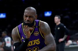 LeBron Raymone James, (nacido el 30 de diciembre de 1984), estará fuera de competencia, por al menos 10 días, por lesión.