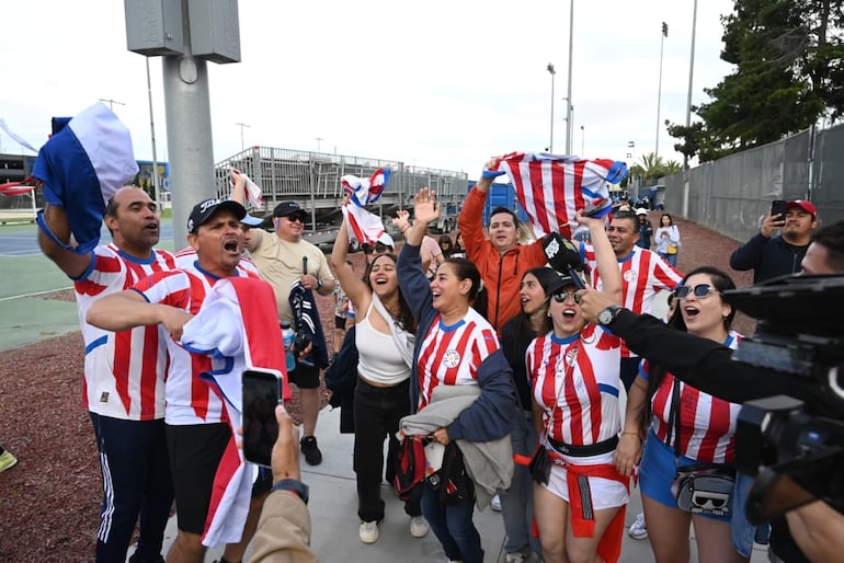 Hinchas paraguayos en San José, California.