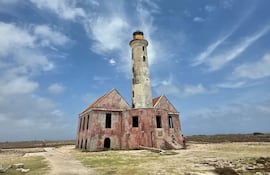 Isla Desierta Klein Curazao, pequeña Curazao, en el Caribe Neerlandés donde se encuentra el mítico faro color rosa que data de los años 1.800 y que en la actualidad se enciende con energía solar. Las blancas arenas y el agua turquesa le convierten en un paisaje único de las Antillas Holandesas. Foto: Marta Escurra