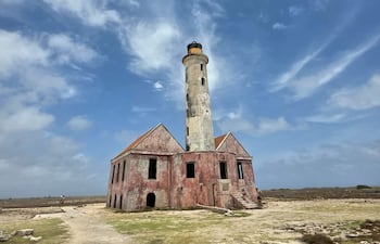 Isla Desierta Klein Curazao, pequeña Curazao, en el Caribe Neerlandés donde se encuentra el mítico faro color rosa que data de los años 1.800 y que en la actualidad se enciende con energía solar. Las blancas arenas y el agua turquesa le convierten en un paisaje único de las Antillas Holandesas. Foto: Marta Escurra