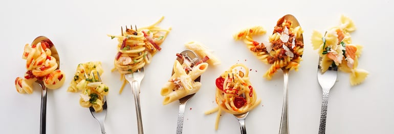 La palabra «pasta» proviene del italiano y significa «masa», en referencia a su preparación básica, elaborada a base de harina de trigo y agua.