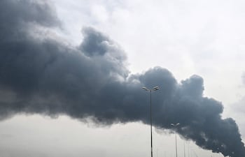 El humo se eleva desde la zona del Aeropuerto Internacional de Kuwait tras un presunto ataque con drones a un depósito de combustible.