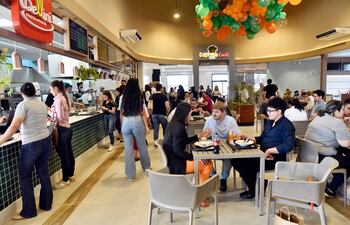 Un moderno y amplio patio de comidas recibirá a los habitantes de la zona para degustar todo tipo de delicias culinarias.