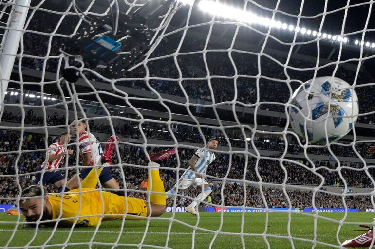 El defensor argentino Nicolás Otamendi (C) celebra después de anotar el primer gol de su equipo ante el portero paraguayo Carlos Coronel durante el partido de fútbol de clasificación sudamericano para la Copa Mundial de la FIFA 2026 entre Argentina y Paraguay en el estadio Mas Monumental de Buenos Aires, el 12 de octubre de 2023.