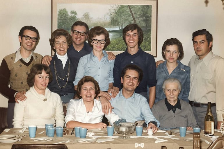 El joven Zanardini (sentado, tercero desde la izquierda) con su familia italiana