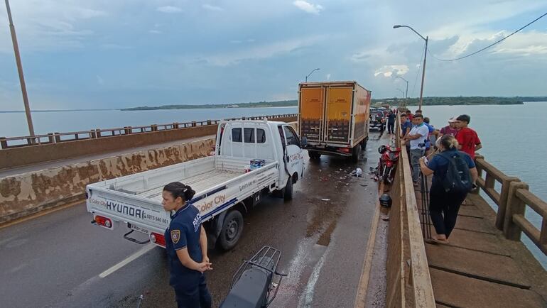 Accidente fatal: Mujer motociclista muere y sus dos hijos permanecen internados en el HRE.