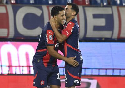 Cecilio Domíguez sonríe y festeja su gol junto al Pachi Carrizo esta noche en Barrio Obrero.
