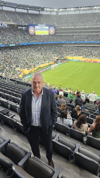 El entrenador de selección paraguaya de fútbol, Gustavo Alfaro, presente en el MetLife Stadium para observar la igualdad sin goles entre Palmeiras de Brasil y Porto de Portugal, en el debut de ambos elencos en el Mundial de Clubes 2025.