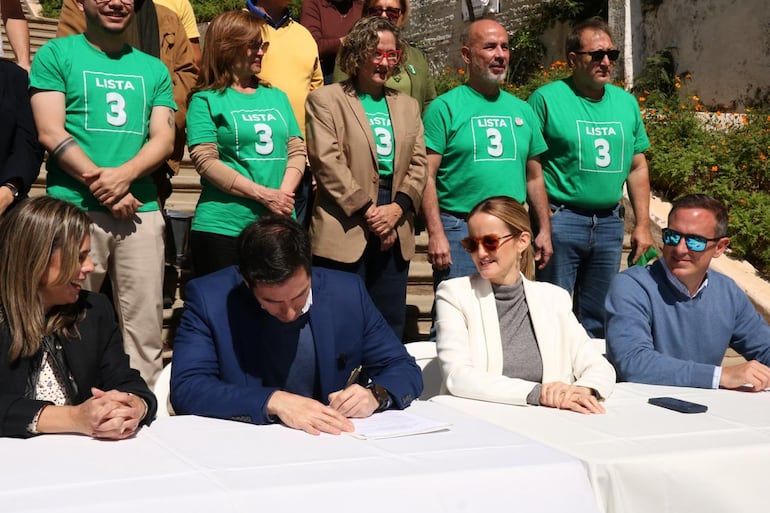 Soledad Núñez (Lista 4) y candidatos a concejales de la lista 3 Alianza Juntos por Asunción.