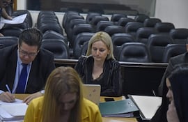 Ana Girala, ex fiscal de San Lorenzo, junto al Abg. José Enrique García. Adelante aparece, con la cabeza agachada, la acusada Griselda Acha, ex secretaria de la Unidad Fiscal.